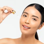 hình ảnh cô gái chăm sóc da